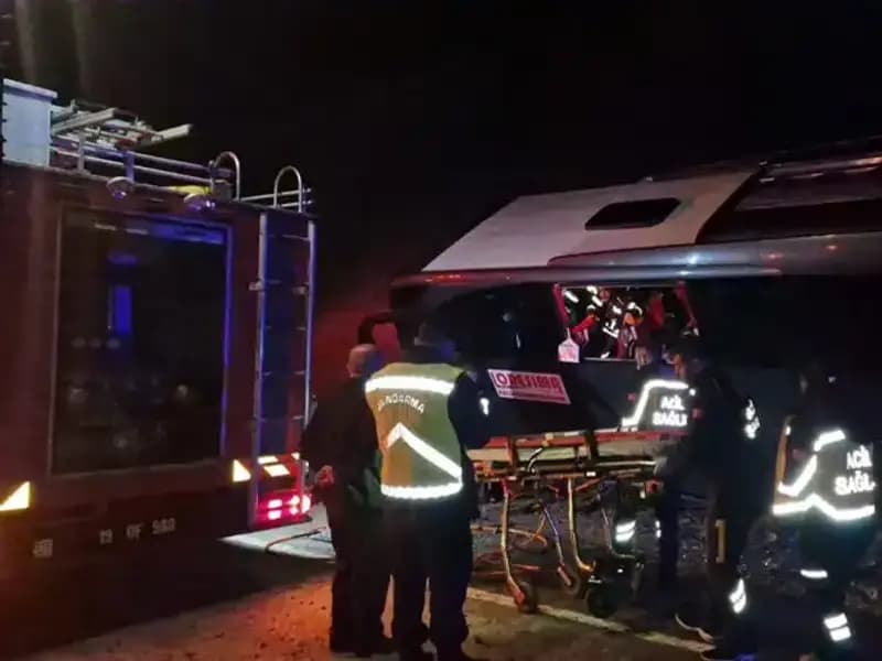 Festival Coşkusu Felakete Dönüştü: Tur Otobüsü Kaza Yaptı