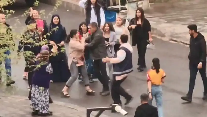 Adliye Önünde Tekmeli Yumruklu Kavga: Gergin Anlar Yaşandı