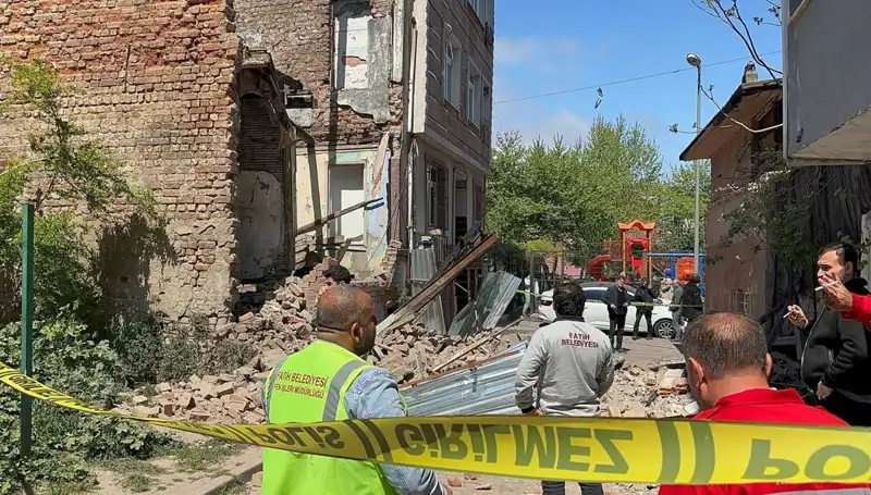 Fatih’te Deprem Anında Bir Bina Çöktü: Korku Dolu Anlar