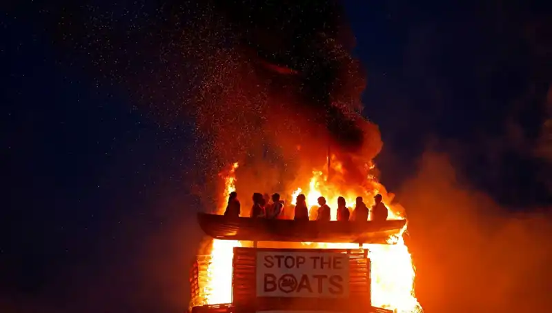 Kuzey İrlanda'da Şenlik Ateşi Protestosunda Mülteci Kuklaları Alev Alev!