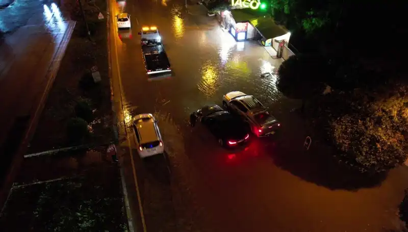Adana’da Sağanak Yağış Alarm Verdi: Cadde ve Yollar Sular Altında Kaldı