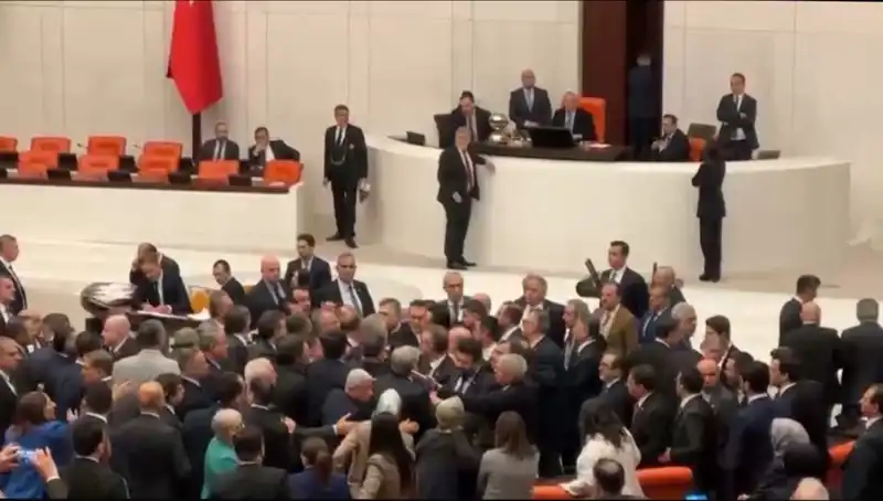 Mecliste Kavga: Emekli İkramiyesi Gerginliğe Neden Oldu