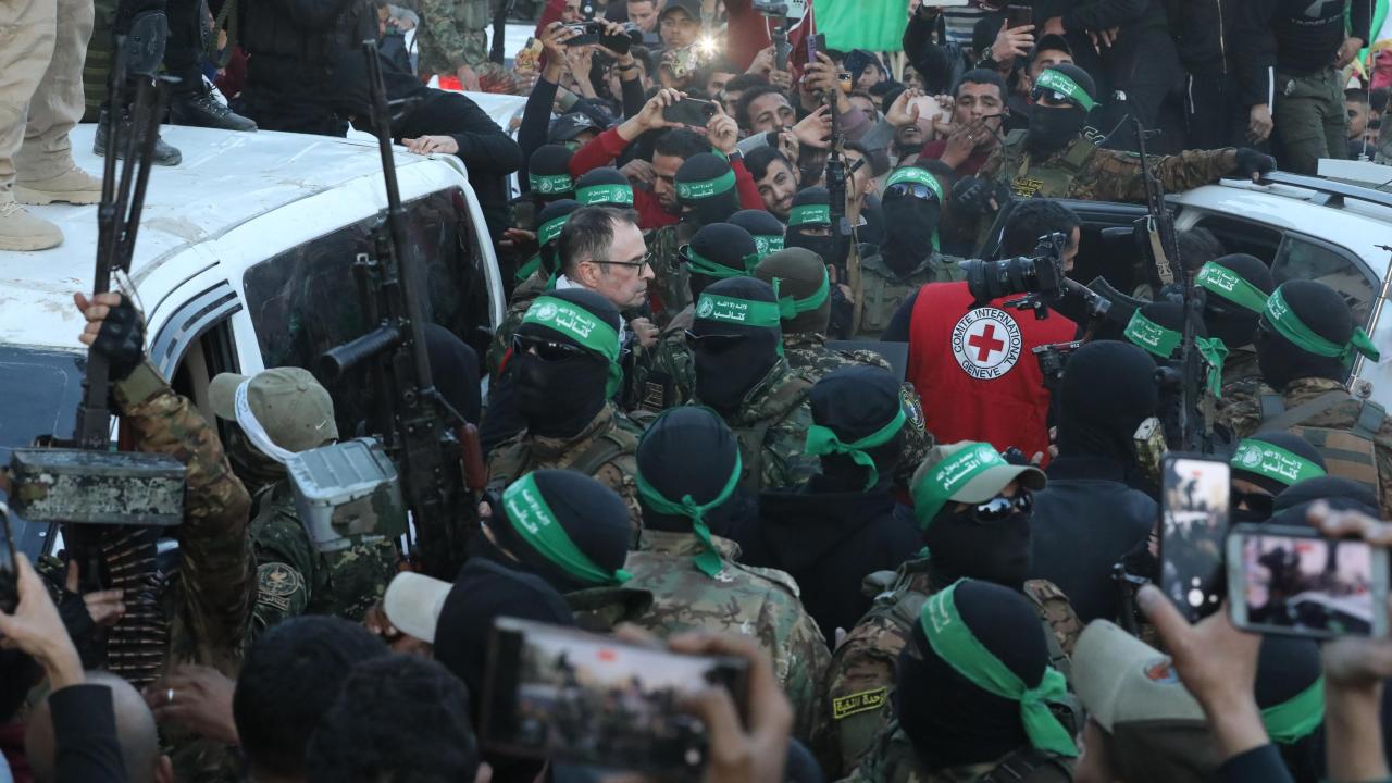 Hamas, 3 İsrailli Kadın Esirini Kızılhaç'a Teslim Etti