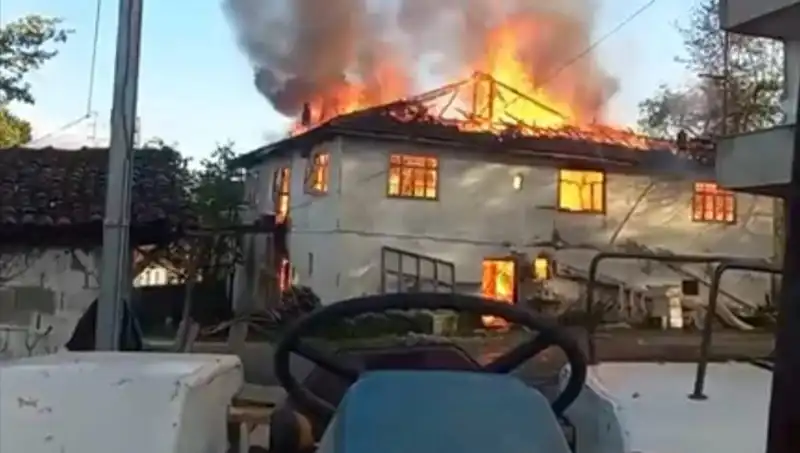 İki Katlı Evde Çıkan Yangın, Tümüyle Küle Döndü