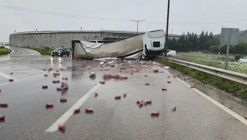 TIR Kazası Sonrası Yolda Şok Edici Manzara: İçkiler Saçıldı!
