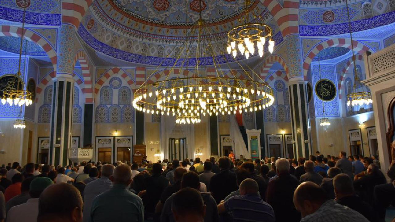 Regaib Kandili'nde Müslümanlar dualarla buluşuyor