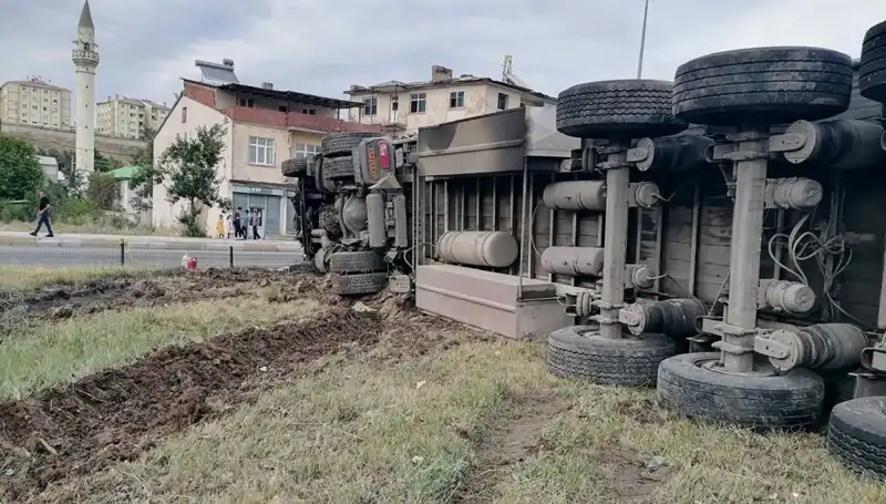 Erzurum'da Freni Boşalan TIR, Korkunç Kazaya Sebep Oldu