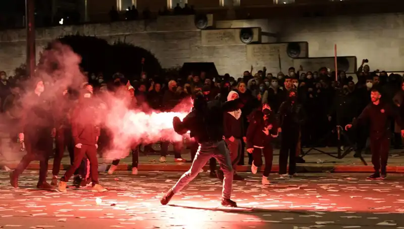 Atina'nın Sokakları Gensoru Kriziyle Çalkalanıyor: Hükümetin Geleceği Tehlikede!
