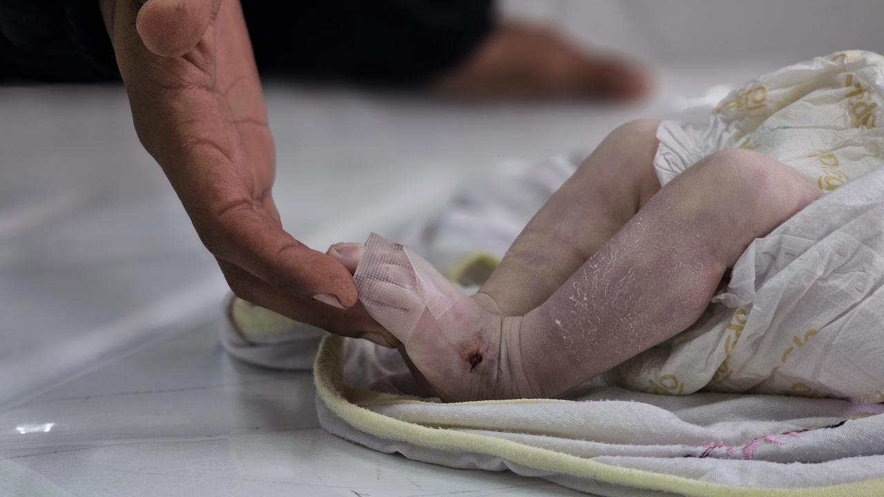 Gazze'de 35 günlük bebek donarak hayatını kaybetti