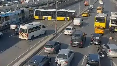 İETT Otobüsü Kazasında Trafik Kilitlendi: İki Araca Çarpan Otobüsün Detayları
