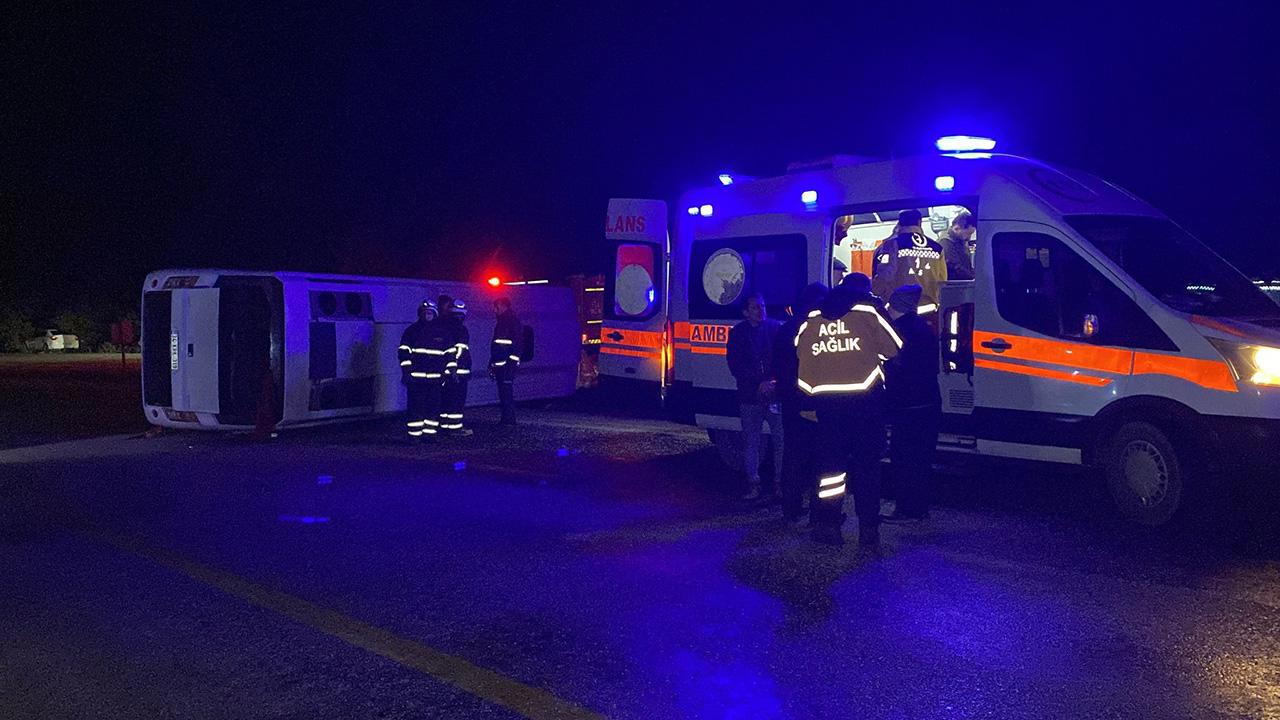 Cenaze midibüsü devrildi: 24 yaralı var