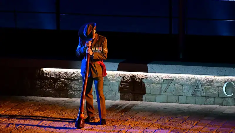 Anzak Koyu’nda Şafak Ayini: Anılar ve Saygı Dolu Bir Tören