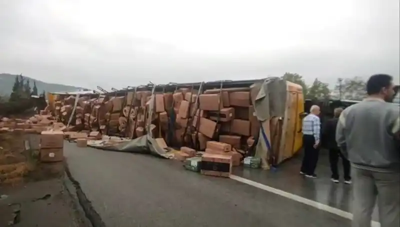 TEM Otoyolu’nda Devrilen TIR Trafik Akışını Durdurdu: Ankara Yolu Kapandı
