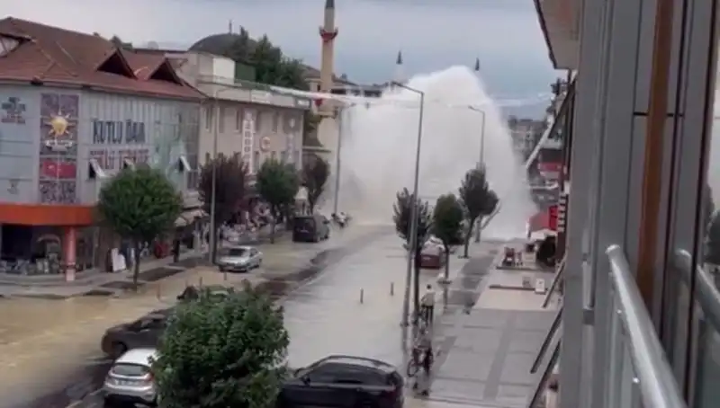 İçme Suyu Hattındaki Patlama, Şehirde Su Kirliliği Tehlikesi Oluşturdu