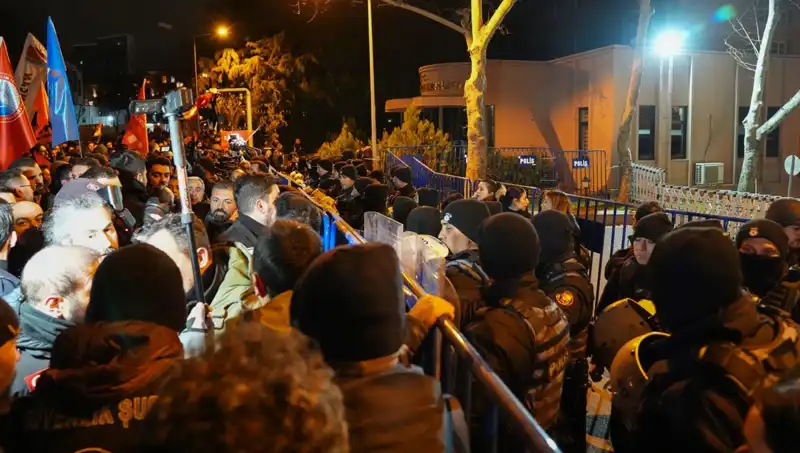 İstanbul'da Ekrem İmamoğlu Protestoları: 16 Polis Yaralandı, 53 Gözaltı Gerçekleşti