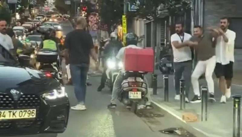 Nişantaşı'nda Yol Verme Kavgası Sopalı Tartışmaya Dönüştü