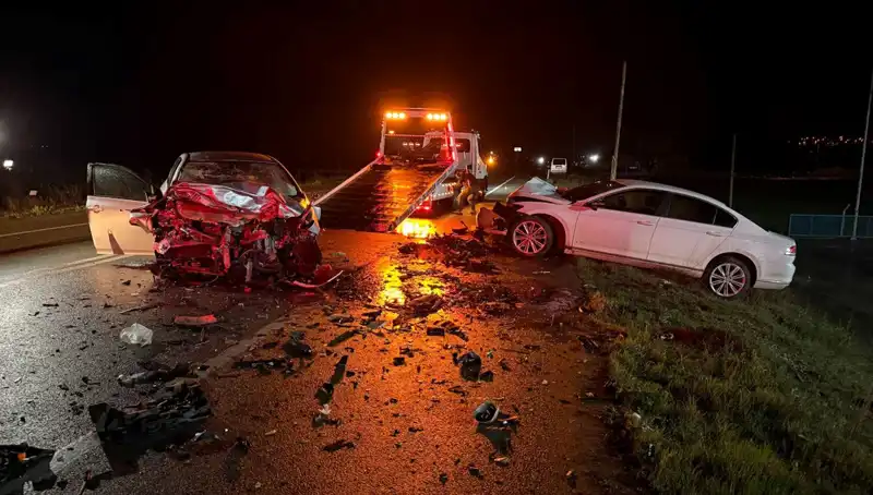 Çanakkale’de Feci Kaza: İki Otomobil Kafa Kafaya Çarpıştı, 3 Kişi Hayatını Kaybetti