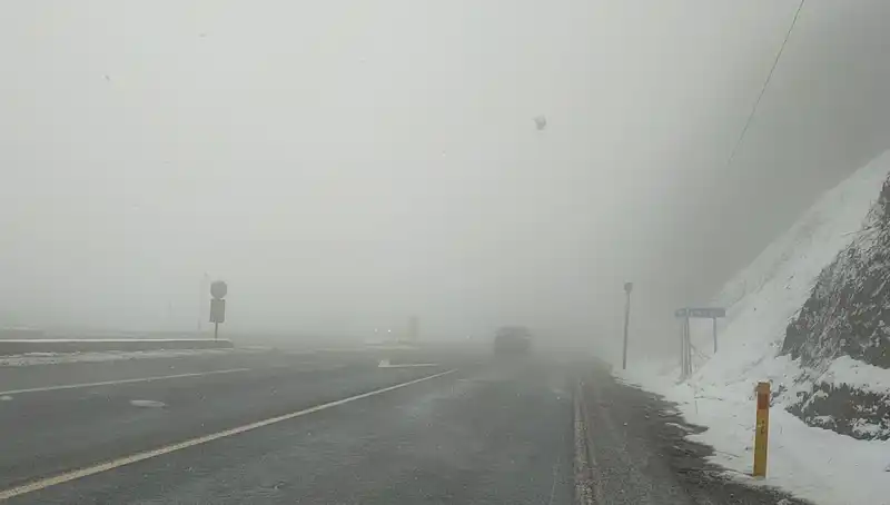 Bolu Dağı'nda Kar ve Sis Ulaşımı Zorlaştırdı, Sürücüler Dikkat!