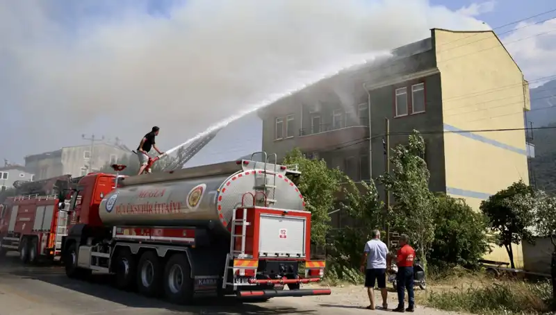 Çatı Katındaki Yangın Paniğe Neden Oldu, İtfaiye Zamanında Müdahale Etti