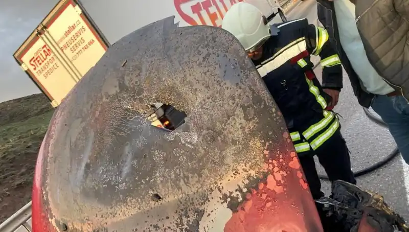 Seyir Halindeki Otomobilde Yangın Çıktı, Yolcular Teyakkuzda!
