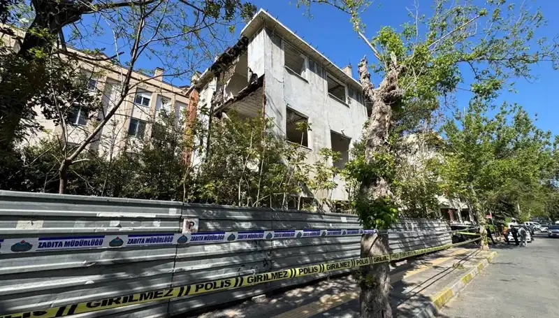 Bakırköy'de Metruk Bina Depremle Kısmen Çöktü: Olayda Can Kaybı Yok