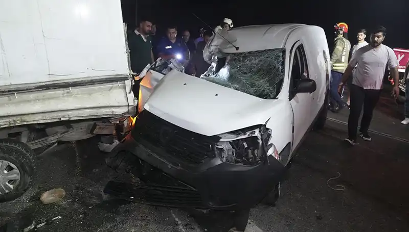 İstanbul'da Feci Kaza: Üç Kişi Yaralandı, Olay Yeri Kargaşa İçinde