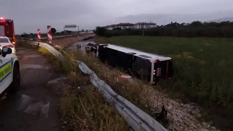 Manisa'da Yolcu Otobüsü Kazası: Çok Sayıda Yaralı ve Flaş Gelişmeler