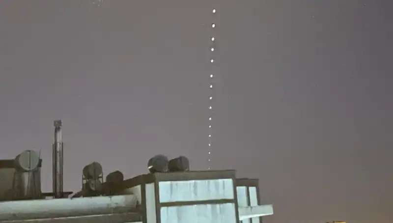 Adana'da Gece Gökyüzünde Starlink Işıklarıyla Büyüleyici Bir Manzara