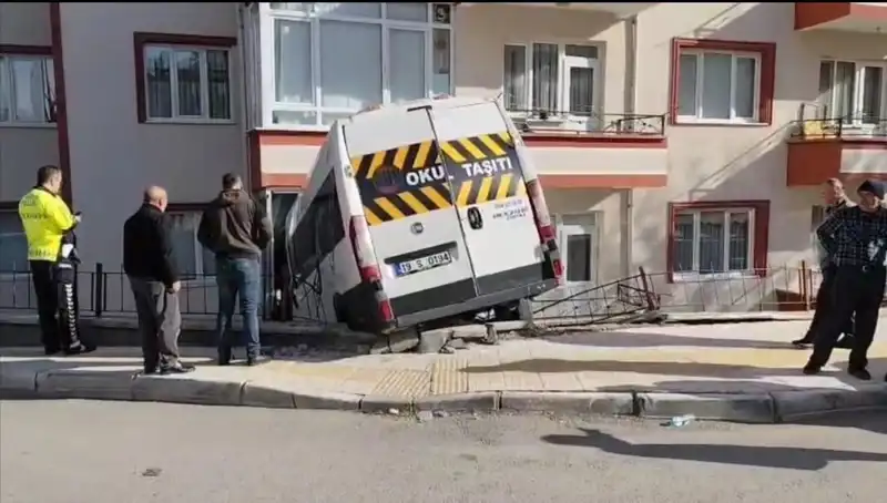 Okul Servisi Dikkatsizliğin Kurbanı: Balkona Çarpan Araçta İki Öğrenci Yaralandı