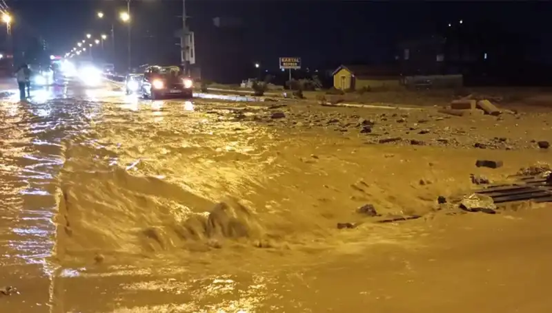 Konya ve Ankara'da Sel Felaketi: Sular Yükseldi, Hayat Durdu