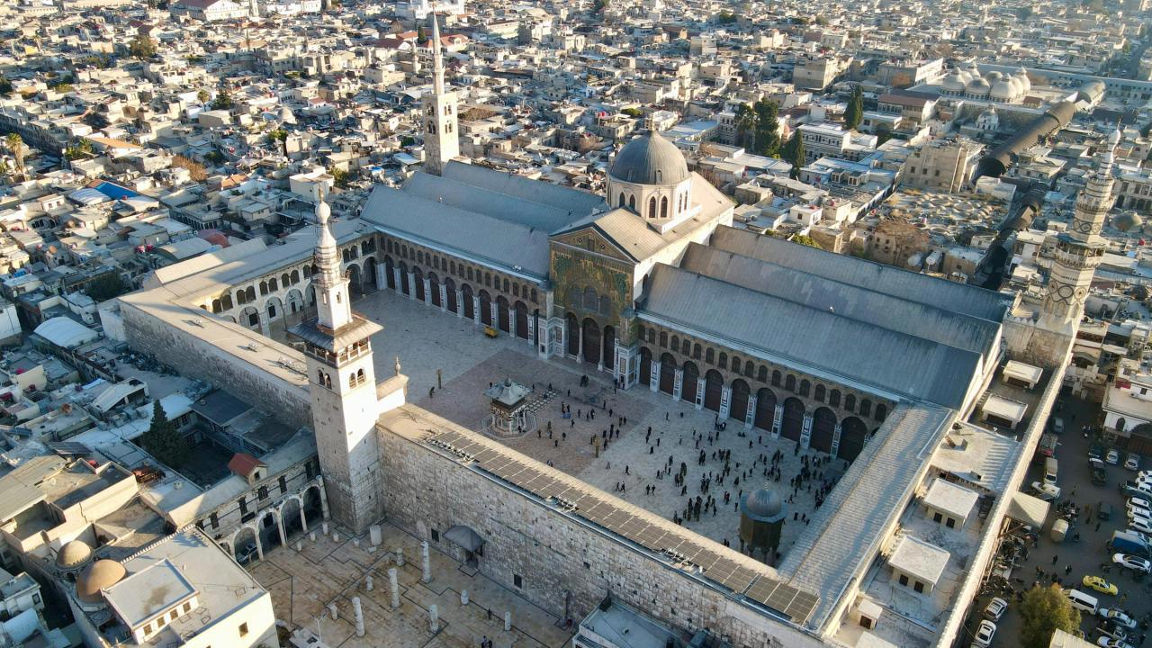 Suriye Halkı Özgürlüğün Ardından İlk Cuma Namazında Buluştu