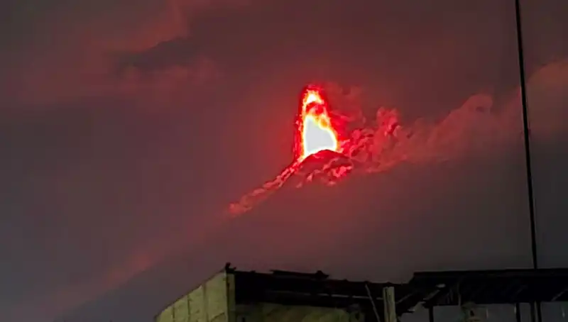 Guatemala'daki Fuego Yanardağı Patladı, 30 Bin Kişilik Tahliye Alarmı