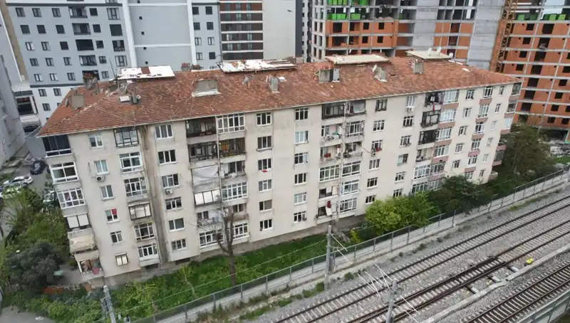 Depremin Ardından Bakanlık Harekete Geçti: Riskli Binalar Boşaltıldı