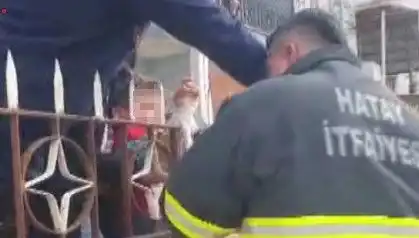 Hatay'da Korkutan Kaza: 12 Yaşındaki Çocuğun Koluna Demir Korkuluk Saplandı