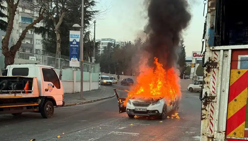 Korkunç Kaza: Alev Topuna Dönüşen Araç Trafiği Altüst Etti