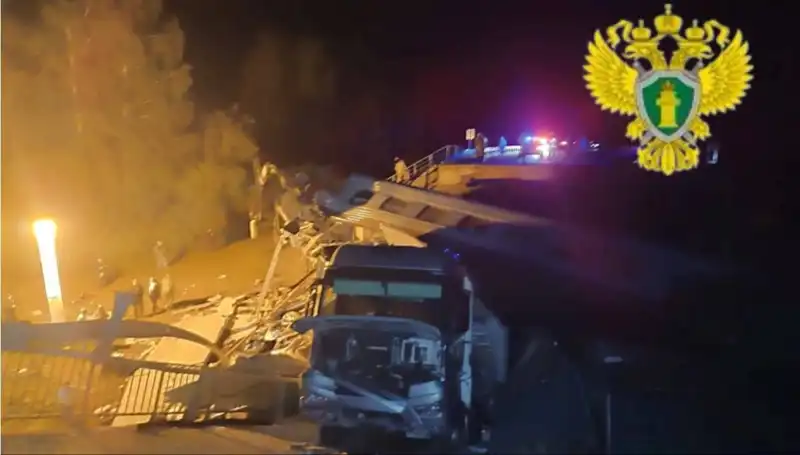 Rusya'da Korkunç Trafik Kazası: İki Köprü Çöktü, Yedi Hayatını Kaybetti