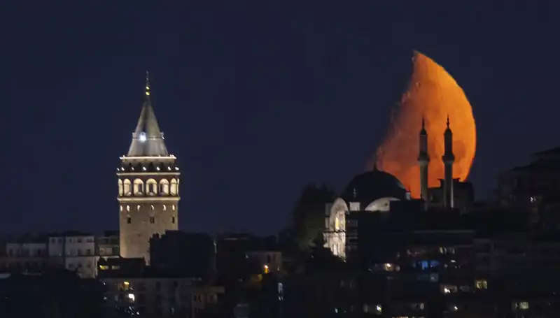 İstanbul’da Yarım Ayın Büyüsü: Geceye Düşsel Bir Yolculuk