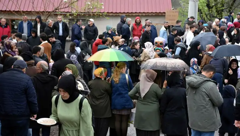 ** Yüzyıllık Gelenek Canlı: 12 Bin Kişi Bayram Coşkusunu Paylaştı!**