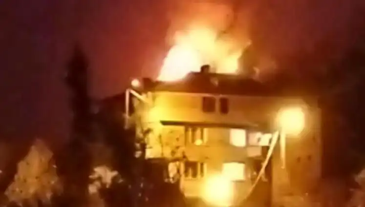 Mahallede Yangın Panik Yaratırken Saman Dolu Çatı Alev Alev Yandı