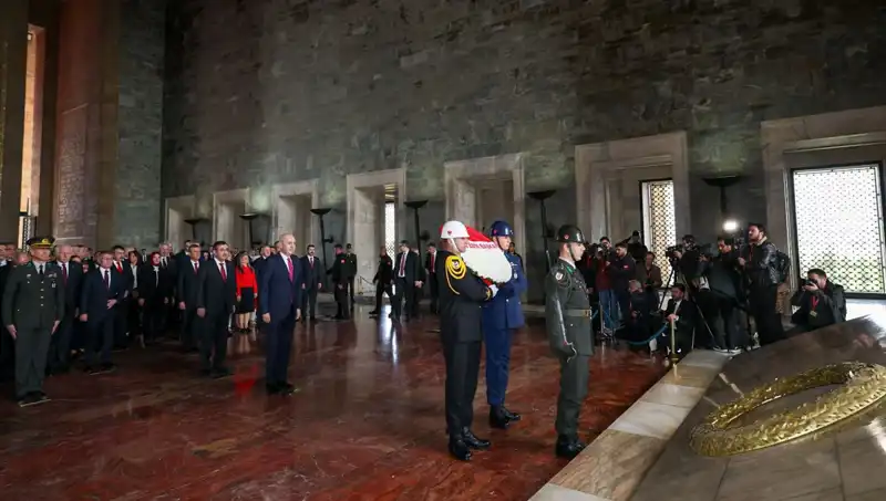 Türkiye'nin Zirvesi Anıtkabir'de Buluştu: Anma Töreni Coşkusu