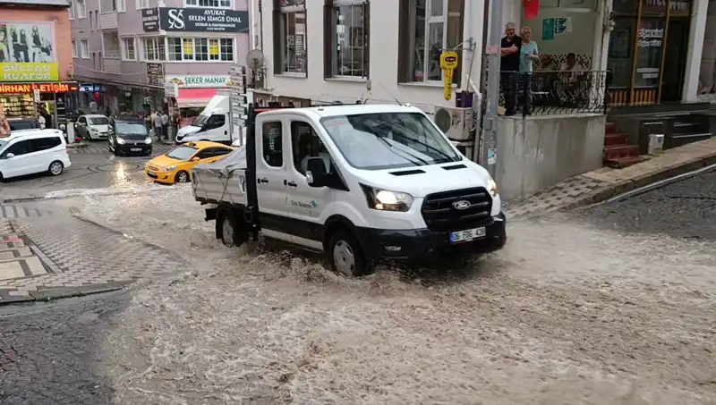 Şiddetli Sağanak Yağışlar 10 Dakikada Su Baskınlarına Yol Açtı!