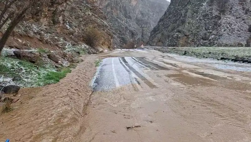 Tunceli’de Dolu ve Sağanak: Şehirde Hayat Durma Noktasına Geldi
