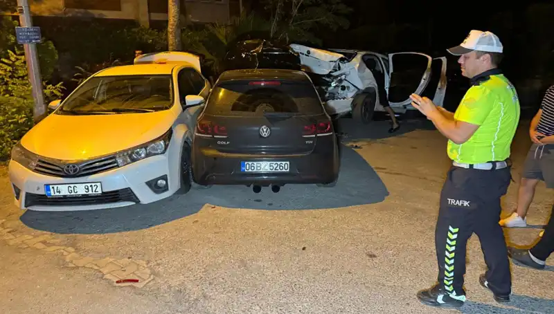 Alkollü Sürücünün Sokağını Esir Alan Kaza: Üç Araç Tahrip Oldu