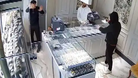 Bursa'da Kuyumcuya Soygun Girişimi: Korku Dolu Anlar Kameralara Yansıdı