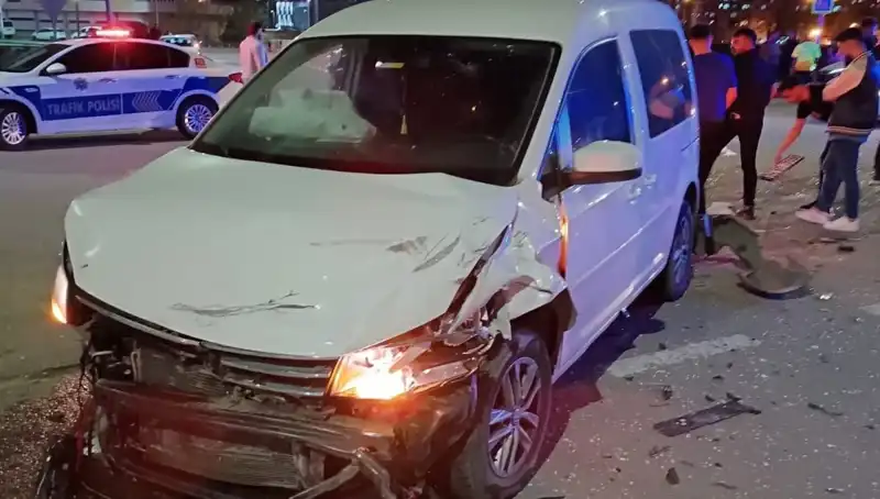 Batman'da Otomobil ile Hafif Ticari Araç Çarpıştı: 7 Kişi Yaralandı
