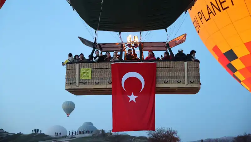 Kapadokya’da 23 Nisan Coşkusu: Balonlar Türk Bayraklarıyla Gökyüzünde Uçtu