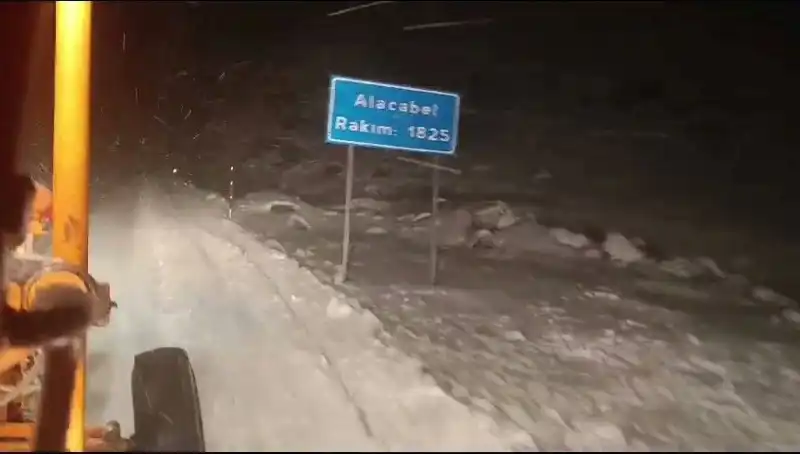 Antalya'da Tarihi Bir Kar Sürprizi! Şehir Beyaza Büründü