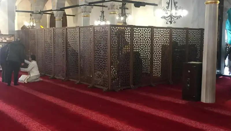 Kadın ve Erkeklerin Yan Yana Teravih Namazı Kıldığı İddiası: Gerçekler Ortaya Çıkıyor