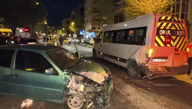 Otomobil Servis Minibüsüne Çarptı: 6 Kişi Yaralandı, Olayın Detayları Şok Edici!