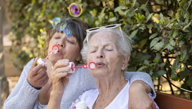 100 Yaşını Dolduran İki Kadın, Uzun Yaşamın Gizemini Çözdü